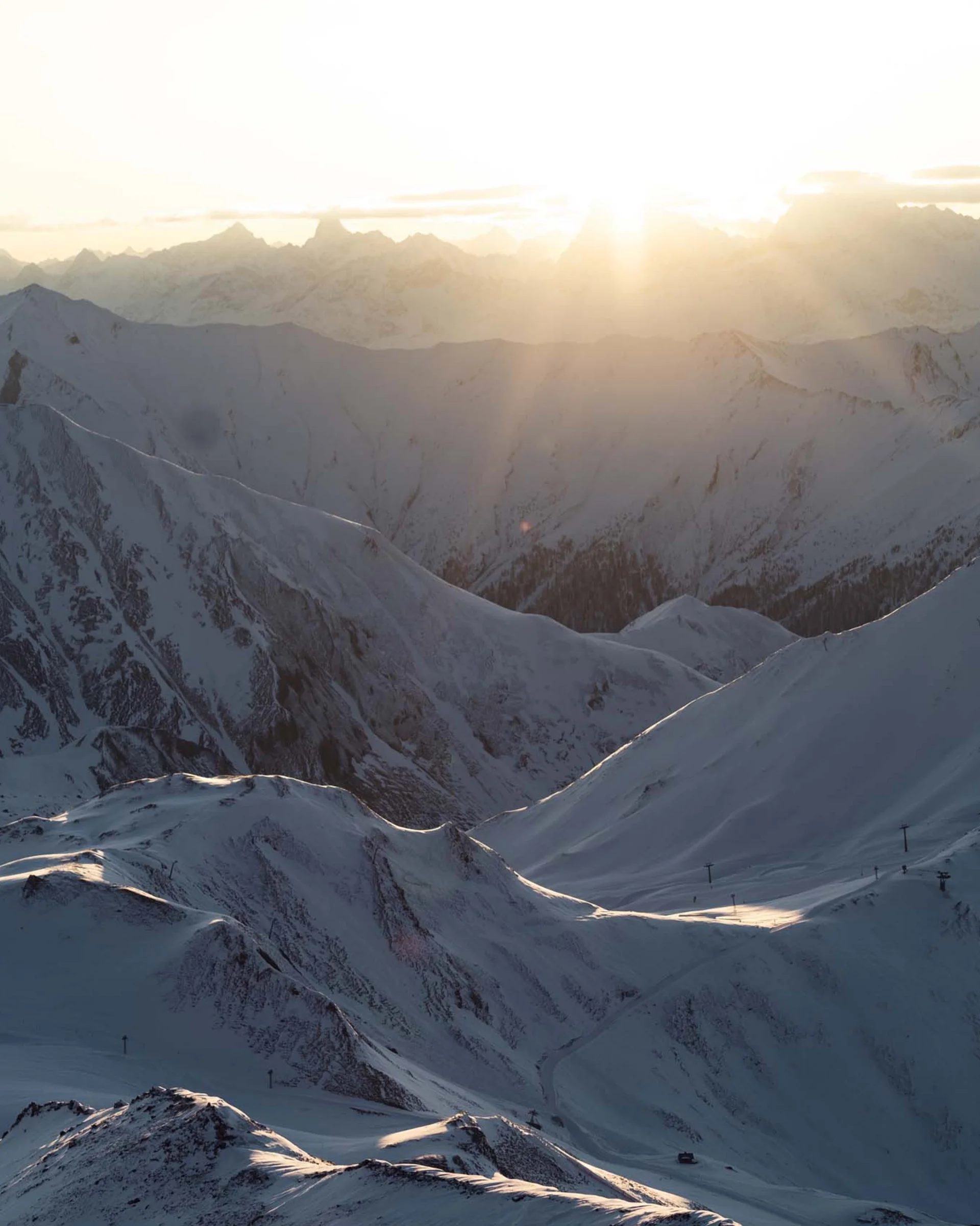 Impressionen | Hotel Alpenland in Ischgl Verschneite Berglandschaft im Abendlicht mit weitläufigem Alpenpanorama