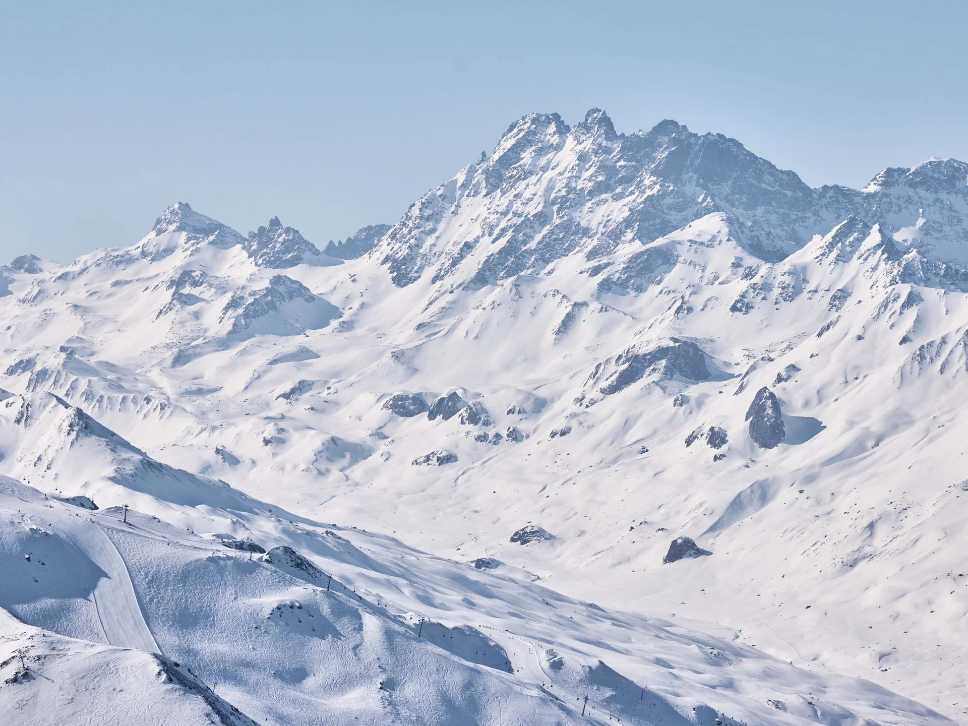 Impressionen | Hotel Alpenland in Ischgl Verschneite Berglandschaft mit markantem Gipfel und Skipiste