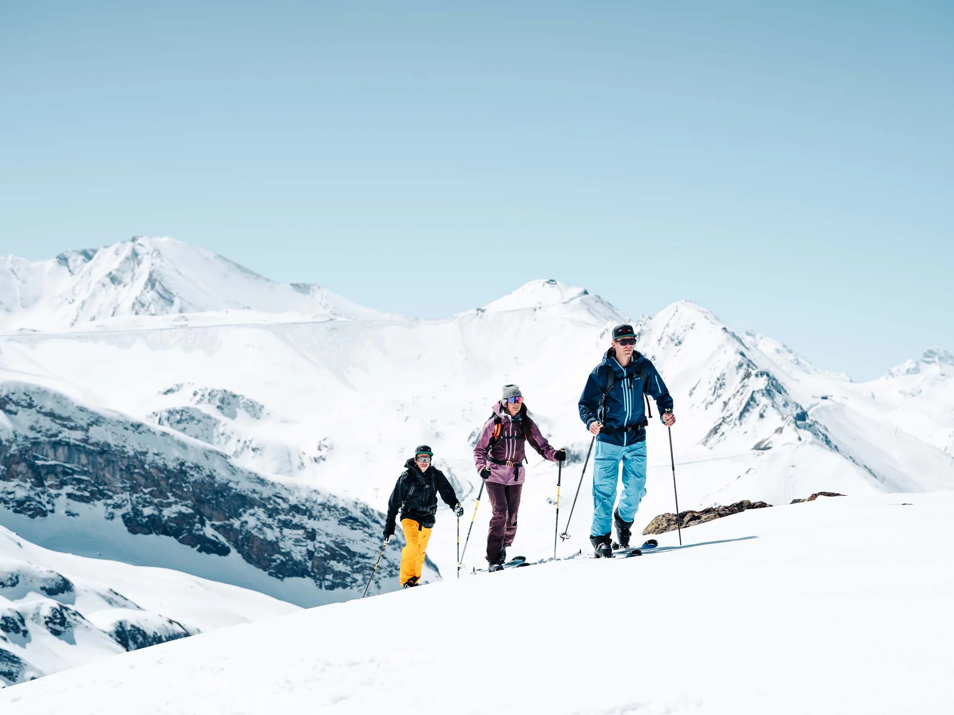 Impressionen | Hotel Alpenland in Ischgl Vier Skitourengeher wandern durch eine verschneite Berglandschaft