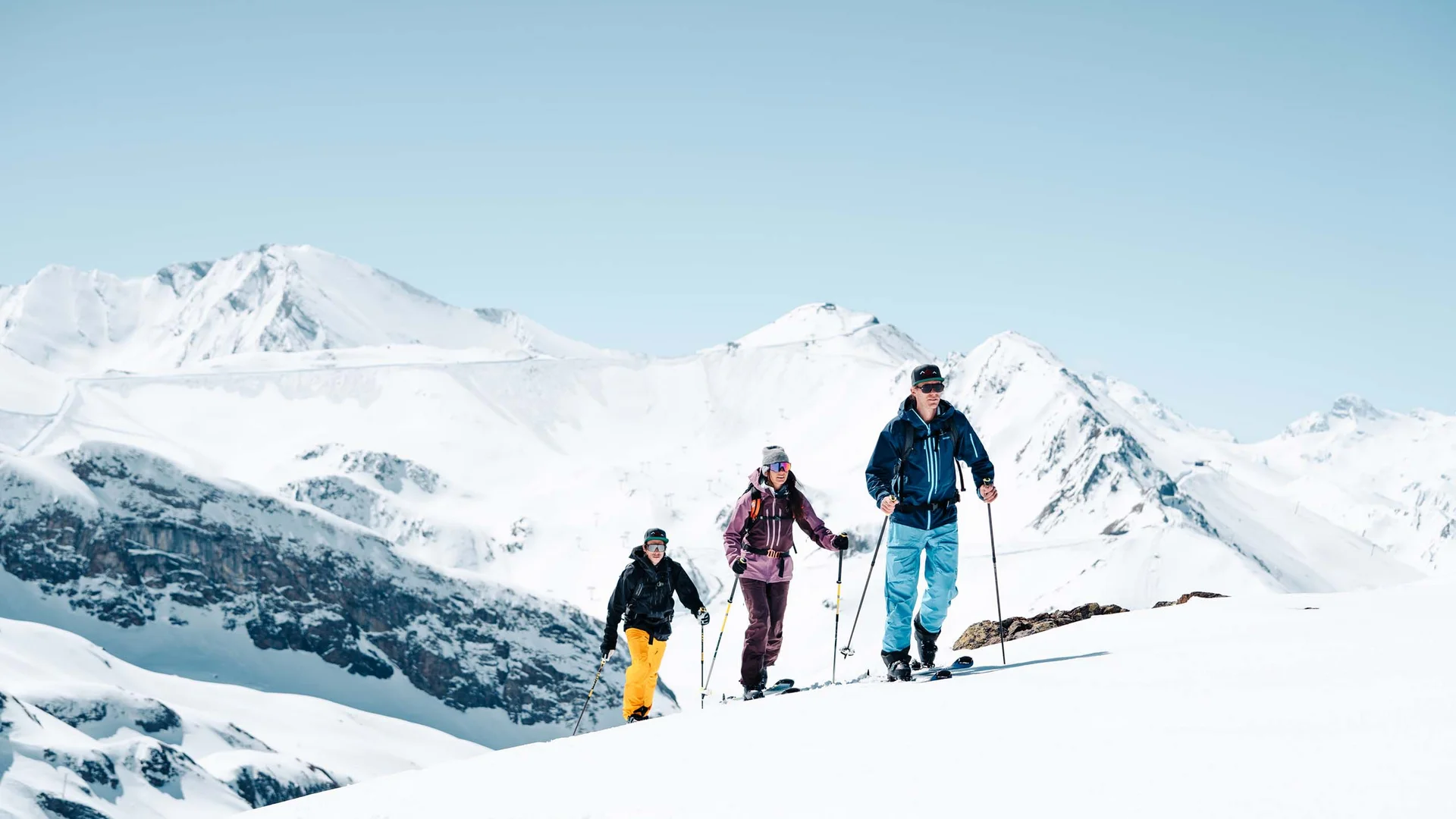 Impressionen | Hotel Alpenland in Ischgl Vier Skitourengeher wandern durch eine verschneite Berglandschaft
