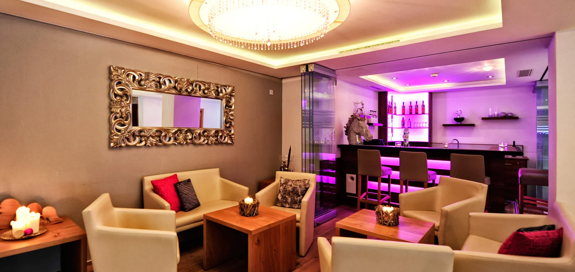 Alpenland: the hotel in Paznaun for your winter holiday Elegant hotel lounge with seating areas, chandelier and illuminated bar