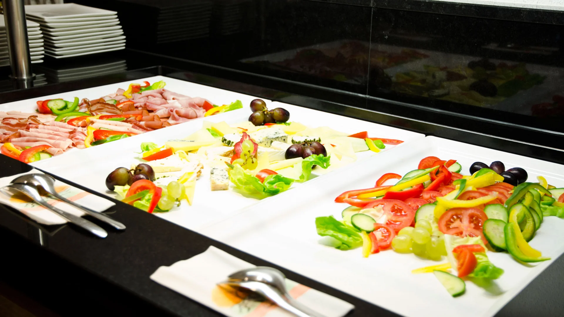 Impressionen | Hotel Alpenland in Ischgl Buffet mit Aufschnitt, Käse, Oliven und frischem Salatgemüse