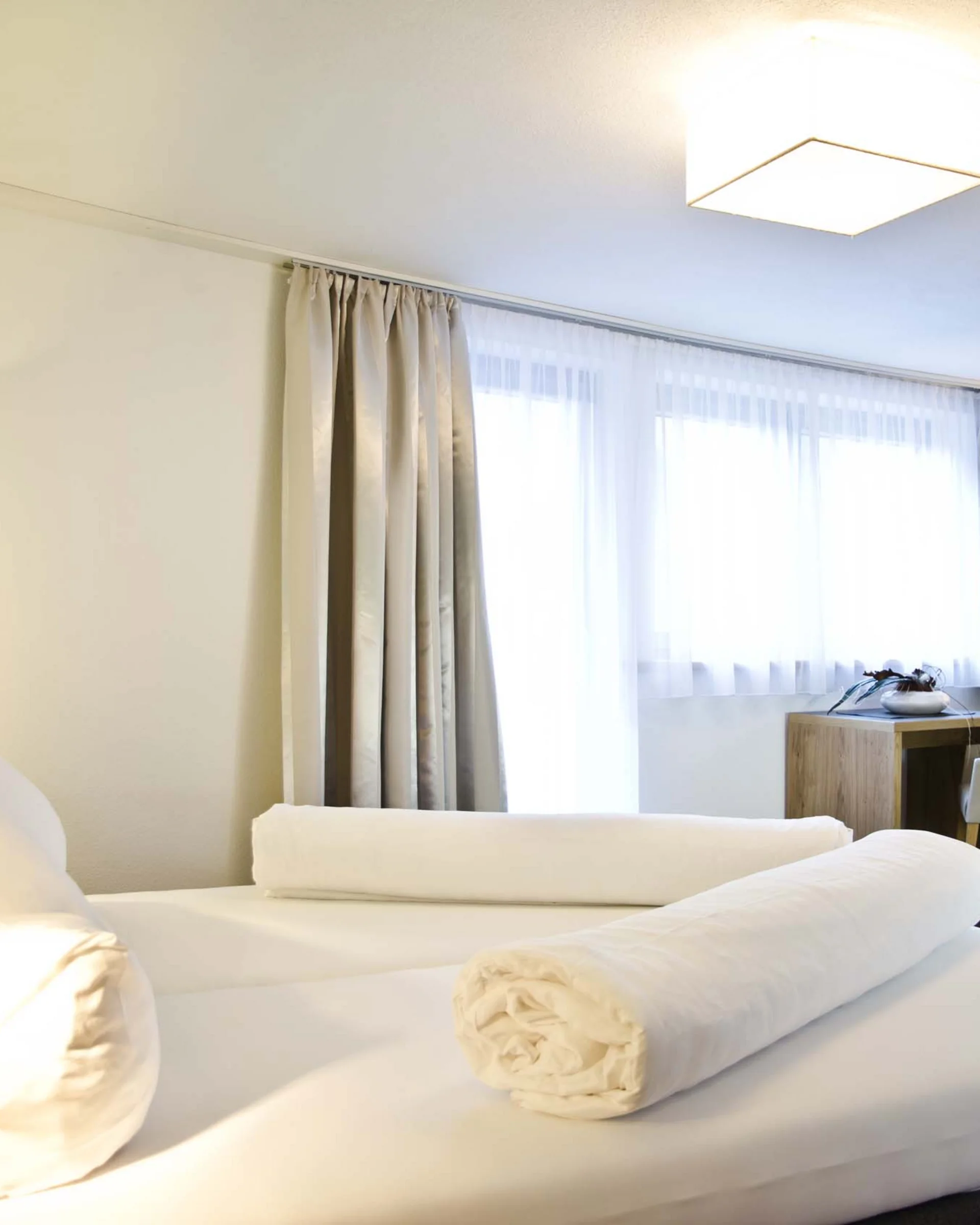 Alpenland: the hotel in Paznaun for your winter holiday Modern hotel room with double bed, seating area, sofa and large windows