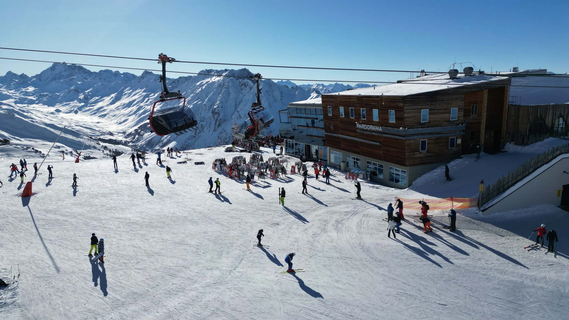Impressionen | Hotel Alpenland in Ischgl Verschneites Skigebiet mit Sessellift, Skifahrern und Bergpanorama